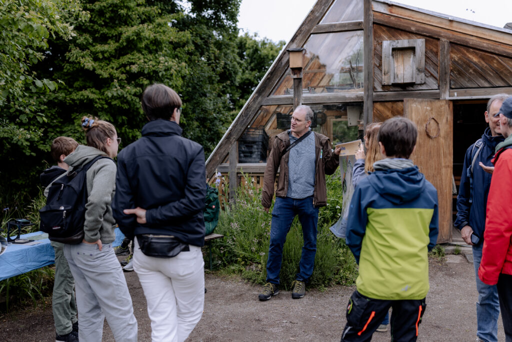 Bei einer Führung mit Holger Hunger zum Thema Libellen im Garten der Ökostation
