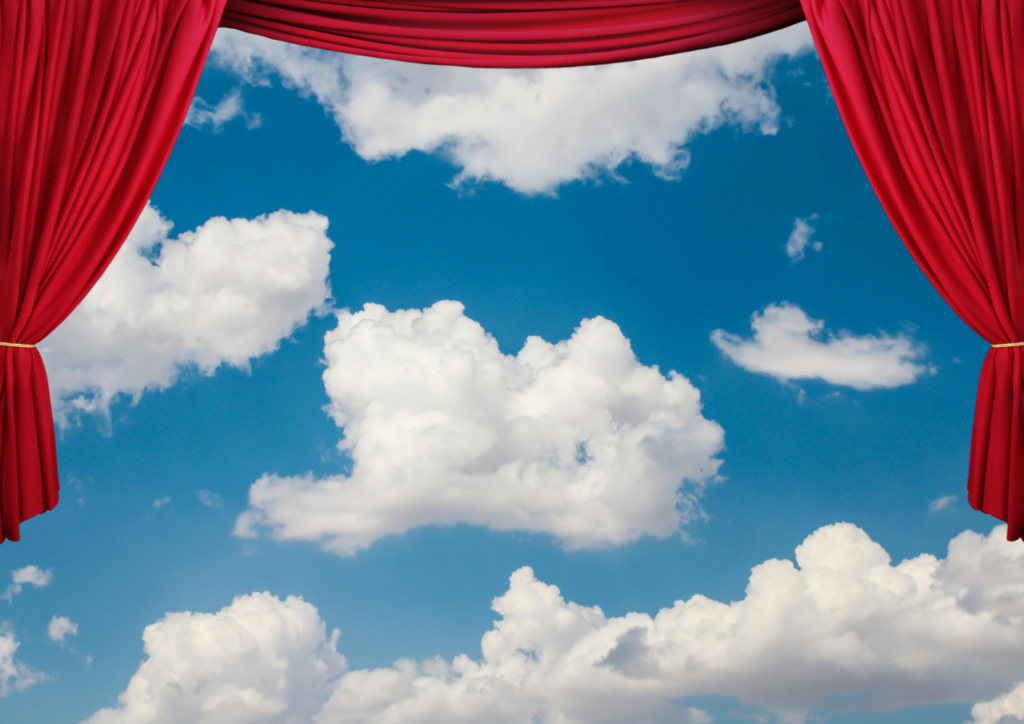 offener Theatervohang mit Wolken am Himmel