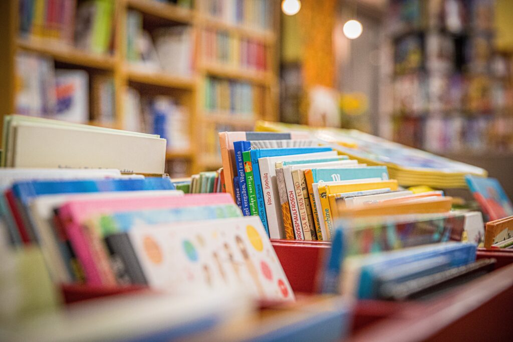 Bücherstapel mit Kinderbüchern