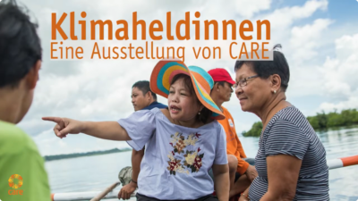 Eine der Klimaheldinnen zeigt anderen Menschen etwas, indem sie mit dem Zeigefinger deutet