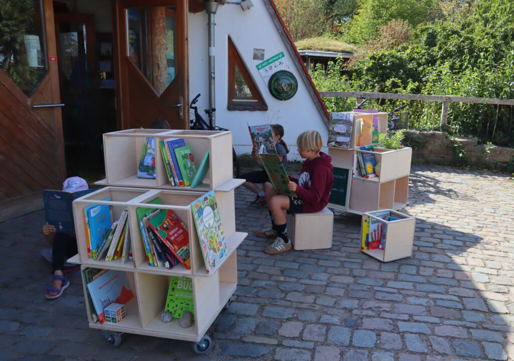 Bücher bewegen- physisch, da wir unsere Regale auf Rollen haben unsd somit mobil sind und psychisch. Lesen macht Freude, geschichten können Mut machen und ganz viele weitere Emotionen anregen